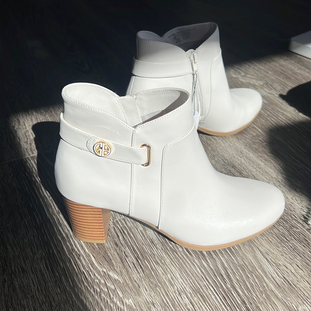 Cream Giani Bernini Artemyssp booties zip heels boots new with tag 9 1/2